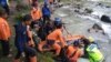 Proses evakuasi penumpang bus Sriwijaya rute Bengkulu-Palembang yang terjun ke jurang di Liku Lematang, Desa Prahu Dipo, Kecamatan Dempo Selatan, Pagaralam, Sumatera Selatan, Selasa. 24 Desember 2019. (Foto: Basarnas Palembang). 
