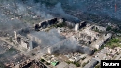 Una vista de un dron muestra una propiedad dañada, en medio del ataque de Rusia a Ucrania, en Vovchansk, región de Járkov, Ucrania, en esta captura de pantalla de un video publicado el 2 de junio de 2024. Brigada de Asalto Unida de la Policía Nacional de Ucrania.