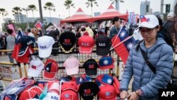 摊商在台湾反对党国民党在南部高雄举行的造势活动贩卖纪念品。(2024年1月7日）