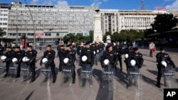 Ilustracija - Srpska policija čuva područje uoči početka godišnjeg LGBT marša ponosa u Beogradu, Srbija, u subotu, 18. septembra 2021. AP Photo/Darko Vojinovic)