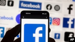 ARCHIVO - El logotipo de Facebook se ve en un teléfono celular en Boston, el viernes 14 de octubre de 2022.