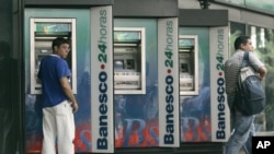 Los directivos de Banesco, el mayor banco privado de Venezuela, fueron detenidos a principios de mayo, cuando acusados presuntamente de facilitar o encubrir ataques contra el Bolívar, la divisa nacional.