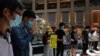 Activistas prodemocracia en Hong Kong hacen un minuto de silencio después de la aprobación en Beijing de una ley de seguridad nacional para el territorio el 30 de junio de 2020.