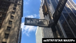 Fuerte retirada, durante la jornada de ayer en Wall Street, a medida que los nuevos casos de coronavirus en Estados Unidos subieron a su nivel más alto en dos meses.