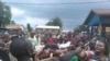 Une foule porte une victime des tueries répétées de Beni, Nord-Kivu, RDC, 15 août 2016 