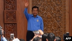 រូបឯកសារ៖ លោក​នាយករដ្ឋមន្ត្រី ហ៊ុន សែន លើកដៃ​ស្វាគមន៍ ពេល​លោក​ទៅ​ទស្សនា​ទីស្នាក់ការ​គណបក្ស​ប្រជាជន​កម្ពុជា នៅរាជធានីភ្នំពេញ ថ្ងៃទី ៥ ខែមិថុនា ឆ្នាំ​២០២០។ 