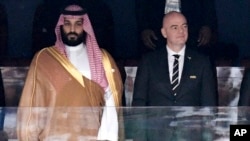ARCHIVO - El príncipe heredero de Arabia Saudita, Mohammed bin Salman, izquierda, y el presidente de la FIFA, Gianni Infantino, posan para el himno antes del partido inaugural de fútbol de la Copa Mundial 2018 entre Rusia y Arabia Saudita en Moscú, Rusia, el 14 de junio. 2018. AP