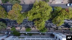 Los chilenos esperan su turno para votar durante un referéndum para decidir si el país debe reemplazar su constitución de 40 años, redactada durante la última dictadura militar, en Santiago, Chile, el domingo 25 de octubre de 2020.[Foto: AP]