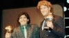 ARCHIVO - La estrella del fútbol argentino Diego Maradona, izquierda, y el portero de Alemania Occidental Harald Schumacher sostienen sus premios de Balón de la Copa Mundial de Fútbol, durante la ceremonia del Premio Bota de Oro de Fútbol, en París, el 13 de noviembre de 1986. 