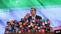 El expresidente de Irán Mahmoud Ahmadinejad anuncia su inscripción como candidato a las elecciones presidenciales del 28 de junio en el Ministerio del Interior en Teherán, Irán, el domingo 2 de junio de 2024.
