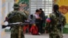 ARCHIVO - El exrehén y soldado del ejército colombiano Juan David Estrada (cent.) abraza a su esposa luego de ser liberado por disidentes de las Fuerzas Armadas Revolucionarias de Colombia, en Tacueyo, el martes 26 de septiembre de 2023. 