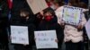 Los niños participan en una protesta exigiendo que las escuelas públicas permanezcan abiertas, afuera del Ayuntamiento de Nueva York el 19 de noviembre de 2020.
