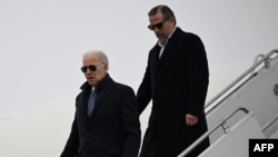 ARCHIVO - El presidente de Estados Unidos, Joe Biden, con su hijo Hunter Biden, llega a la Base de la Guardia Nacional Aérea de Hancock Field en Syracuse, Nueva York, el 4 de febrero de 2023.