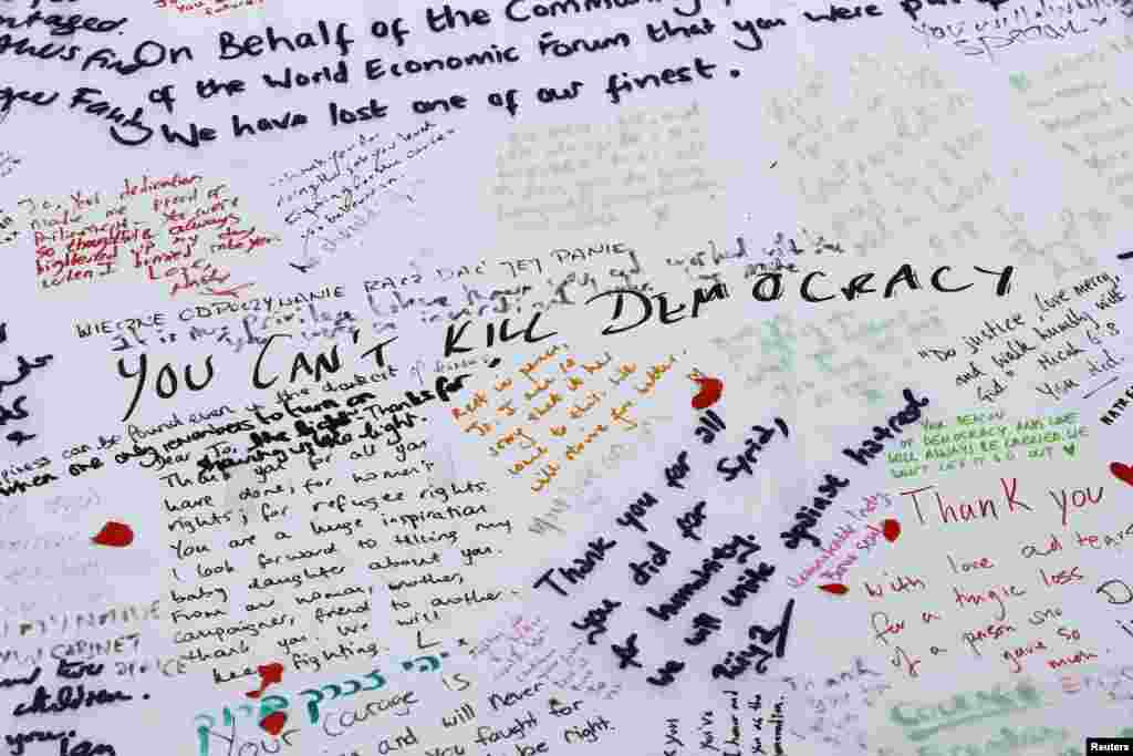 Pesan-pesan tulisan tangan yang dibuat oleh anggota parlemen Inggris dari Partai Buruh yang tewas dibunuh, Jo Cox, dipajang di Lapangan Parlemen di London. Cox, 41 tahun, Ibu dua anak adalah aktivis pro imigran dan pengungsi Suriah, serta menentang keluarnya Inggris dari Uni Eropa (&#39;Brexit&#39;).