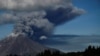 Gunung berapi Gunung Sinabung memuntahkan abu vulkanik ke udara saat erupsi di Karo, Sumatera Utara, 15 April (Foto: Antara/Maz Yons via REUTERS