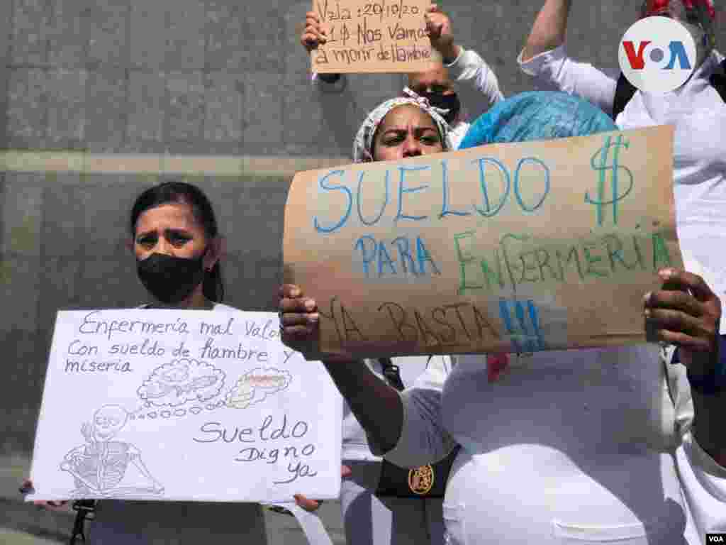 A pesar de que el bol&#237;var sigue siendo la moneda oficial, especialistas estiman la dolarizaci&#243;n est&#225; entre el 60% y 70%. Foto: &#193;lvaro Algarra, VOA.