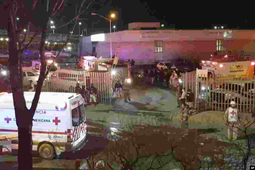 Cerca de 40 personas han muerto en un incendio en un centro de detención de inmigrantes en el norte de México, cerca de la frontera con Estados Unidos.