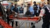 ARCHIVO - Periodistas observan cómo un palestino herido en un bombardeo israelí es llevado a un hospital en Deir el-Balah, Franja de Gaza, el lunes 16 de octubre de 2023.