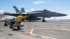 지난 8월 동중국해를 항해 중인 미 해군 항공모함 로널드레이건 호에서 F/A-18E 슈퍼호넷 전투기가 이륙하고 있다.