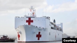 En conferencia de prensa desde Washington, el presidente Trump confirmó que enviaría el barco hospital a Nueva York y elogió al gobernador por sus esfuerzos.