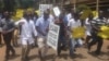 FILE: Odokotela bakhalala umsebenzi lonyaka lanyakenye.