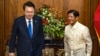 Presiden Korea Selatan Yoon Suk Yeol (kiri) bertemu dengan Presiden Filipina Ferdinand Marcos Jr. di Istana Malacanang, Manila, pada 7 Oktober 2024. (Foto: Ezra Acayan/Pool via AP)