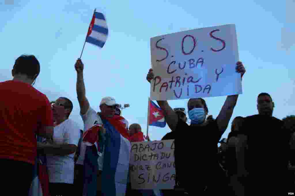 Con careteles llamando al auxilio por Cuba o pidiendo el fin &quot;de la dictadura&quot;, exiliados de varias generaciones se manifestaron en la Calle 8 en Miami, Florida, en apoyo a las protestas sucedidas el domingo 11 de julio de 2021. Foto: Luis F. Rojas, VOA.