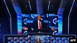 El expresidente estadounidense y candidato presidencial republicano Donald Trump habla durante la "Turning Point: The People's Convention" el 15 de junio de 2024 en el Huntington Place Convention Center en Detroit, Michigan. (Foto de JEFF KOWALSKY / AFP)