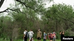 Migrantes venezolanos esperan ser transportados por la Patrulla Fronteriza después de cruzar el Río Grande desde México a Estados Unidos, el 27 de mayo de 2021.