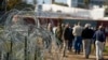 Alambre de púas que bordea el sendero por el que caminan legisladores estadounidenses en una zona cercana a la frontera con México, el 3 de enero de 2024, en Eagle Pass, Texas.