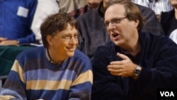 Bill Gates conversa con Paul Allen, durante un partido de los Blazers, equipo del cual él es propietario, 11 de marzo 2003.