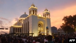 Los fieles católicos participan en la procesión del santo patrón de San Salvador, Divino Salvador del Mundo en San Salvador, El Salvador, el 5 de agosto de 2017.