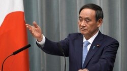 Yoshihide Suga, secretario jefe del gabinete, habla durante una conferencia de prensa en la residencia oficial del primer ministro en Tokio.