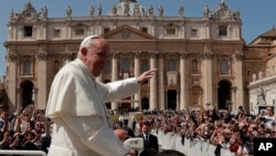 En la imagen el papa Francisco abandona la plaza de San Pedro en el Vaticano tras una misa el 8 de abril de 2018. 