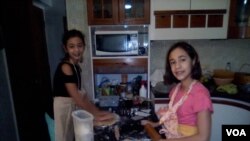 Los niños venezolanos encuentran en casa nuevas actividades para entretenerse en sus vacaciones en medio de la cuarentena por el coronavirus. A las hijas de Patricia Rodríguez les encanta hacer postres. 