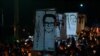 Fieles católicos participan en una procesión para conmemorar el 26 aniversario del asesinato del padre Ignacio Ellacuria y de otros cinco sacerdotes jesuitas y dos empleados, en la Universidad Centroamericana de San Salvador, en 1989.