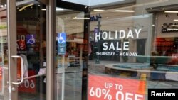 Un negocio ofrece descuentos de hasta 60% en sus mercancías durante el fin de semana del Día de los Caídos en Carlsbad, California.