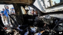Personas inspeccionan el lugar donde fueron asesinados los trabajadores de World Central Kitchen en Deir al-Balah, Franja de Gaza, el 2 de abril de 2024.