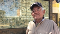 “Pega salir a la calle sin noticias y no conseguir buena información”, admite Amable Simancas, venezolano, de 67 años. Foto: Gustavo Ocando - VOA.