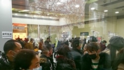 El público con máscaras abarrota un centro médico de la ciudad china de Wuhan el 22 de enero de 2020 para someterse a pruebas contra el coronavirus.
