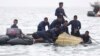 Para penyelam TNI Angkatan Laut menarik bagian dari puing pesawat Sriwijaya Air dari perairan di sekitar Kepulauan Seribu, Minggu (10/1). 