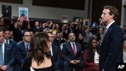 El presidente de META, Mark Zuckerberg, captado este miércoles 31 de enero en el Senado de EEUU al momento que pide disculpas a los familires de niños víctimas de las redes sociales.