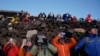 Gunung Fuji Kewalahan Hadapi Banyak Wisatawan 