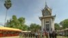  រូបឯកសារ៖ ការ​សម្តែង​បង្ហាញ​ពី​អំពើ​សាហាវ​ព្រៃផ្សៃ​របស់​ខ្មែរ​ក្រហម​មកលើ​ប្រជាពលរដ្ឋ​ខ្មែរ​ស្លូតត្រង់​នៅ​‍‍«ថ្ងៃ​នៃ​ការ​ចងចាំ និង​ថ្ងៃ​រំឭក​វិញ្ញាណកន្ខ​របស់​ជន​រងគ្រោះ​នៃ​របប​ខ្មែរក្រហម» ដែល​ប្រារព្ធ​ធ្វើ​ឡើង​នៅ​ថ្ងៃទី២០ ខែ​ឧសភា ឆ្នាំ២០១៥។ (រូបថត៖ មជ្ឈមណ្ឌល​ឯកសារ​កម្ពុជា)