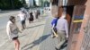 Personas en Varsovia, Polonia, observan las regulaciones contra el COVID-19 mientras votan en la elección presidencial, que fue aplazada en mayo por la pandemia. Junio 28 de 2019.