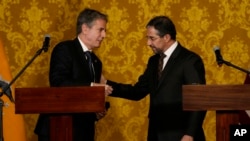 El secretario de Estado de Estados Unidos, Antony Blinken, a la izquierda, y el canciller de Ecuador, Mauricio Montalvo, hablan al final de una conferencia de prensa en el palacio de gobierno en Quito, Ecuador, el martes 19 de octubre de 2021.