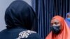 Hajiya Fati Ibrahim Attahiru (dama) lokacin da Aisha Buhari ta kai mata ziyarar ta'aziyya (Twitter/@Aishambuhari)