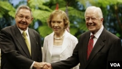 Raúl Castro con Carter y su esposa Rosalynn, en el Palacio de la Revolución.