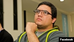 El periodista venezolano Luis Carlos Díaz fue detenido y su casa allanada en la madrugada del martes 12 de marzo de 2019 por fuerzas militares que responden al presidente en disputa, Nicolás Maduro.