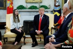 La reunión con Pence se celebra en la mañana del miércoles en el Salón Oval de la Casa Blanca.